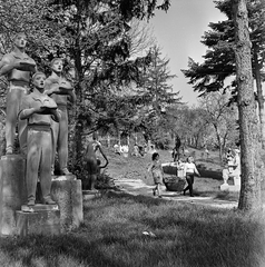 Magyarország, Szentendre, Ady Endre út, Szentendrei Parkmúzeum (szoborpark). Előtérben balra a Dalosok / Éneklő munkások című szobor (Mikus Sándor, 1962.)., 1968, Gábor Viktor, Fortepan #193767