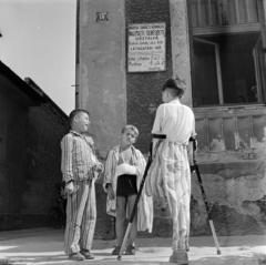 Magyarország, Cegléd, Pesti út 18., ekkor a Ceglédi kórház Baleseti-sebészeti osztálya., 1961, Gábor Viktor, egészségügy, gyerekek, sebesült, pizsama, mankó, zománctábla, Fortepan #193778