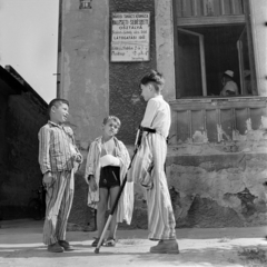 Magyarország, Cegléd, Pesti út 18., ekkor a Ceglédi kórház Baleseti-sebészeti osztálya., 1961, Gábor Viktor, egészségügy, gyerekek, pizsama, mankó, zománctábla, Fortepan #193779