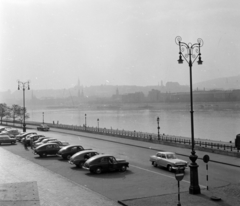 Magyarország, Budapest V., a Jászai Mari tér és a pesti alsó rakpart a Margit hídról nézve, háttérben a ködbevesző budai Vár., 1965, Gábor Viktor, rakpart, Budapest, parkoló, automobil, folyó, lámpa, Fortepan #193806