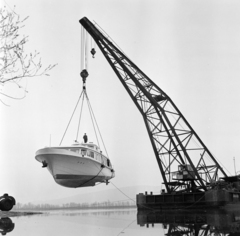 Magyarország, Vác, Csuka utca környéki Duna-part, a Magyar hajó és Darugyár Váci Gyáregységében készült Balaton vízibusz vízre bocsátása., 1965, Gábor Viktor, vízibusz, hajódaru, Fortepan #193826