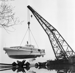 Hungary, Vác, Csuka utca környéki Duna-part, a Magyar hajó és Darugyár Váci Gyáregységében készült Balaton vízibusz vízre bocsátása., 1965, Gábor Viktor, water bus, ship crane, Fortepan #193827