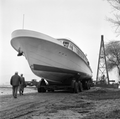 Hungary, Vác, Csuka utca környéki Duna-part, a Magyar hajó és Darugyár Váci Gyáregységében készült Balaton vízibusz vízre bocsátása előtt., 1965, Gábor Viktor, water bus, Fortepan #193829