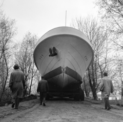 Hungary, Vác, Csuka utca környéki Duna-part, a Magyar hajó és Darugyár Váci Gyáregységében készült Balaton vízibusz vízre bocsátása előtt., 1965, Gábor Viktor, water bus, anchor, Fortepan #193830