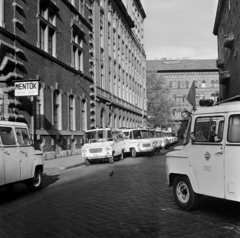 Magyarország, Budapest V., Markó utca, mentőautók az Országos Mentőszolgálat központja előtt. Szemben a Bajcsy-Zsilinszky út., 1967, Gábor Viktor, Nysa-márka, Budapest, Fortepan #193836