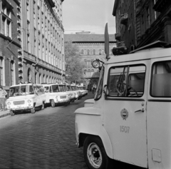 Magyarország, Budapest V., Markó utca, mentőautók az Országos Mentőszolgálat központja előtt. Szemben a Bajcsy-Zsilinszky út., 1967, Gábor Viktor, Nysa-márka, Budapest, Fortepan #193838