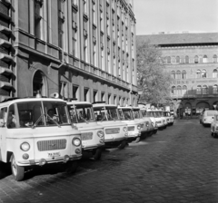 Magyarország, Budapest V., Markó utca, mentőautók az Országos Mentőszolgálat központja előtt. Szemben a Bajcsy-Zsilinszky út., 1967, Gábor Viktor, Nysa-márka, Budapest, Fortepan #193839