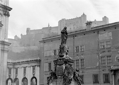 Ausztria, Salzburg, Dóm tér, Mária szobor, háttérben Hohensalzburg vára, 1942, Wein Sarolta, kastély, szobor, erőd, barokk-stílus, katolikus, székesegyház, szoborcsoport, Szűz Mária-ábrázolás, Santino Solari-terv, Wolfgang Hagenauer-terv, Johann-Baptist Hagenauer-terv, Fortepan #19386