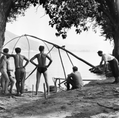 Hungary, Nagymaros, Sólyom-sziget, halászat emelőhálóval. A Duna túlpartján Visegrád., 1966, Gábor Viktor, Fortepan #193868