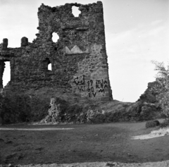 Hungary,Danube Bend, Visegrád, Fellegvár, a felvétel az északnyugati palota udvarán készült, a falon a koronaőrök emléktáblájának maradványa., 1965, Gábor Viktor, castle ruins, Fortepan #193884