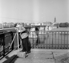 Germany, Dresden, kilátás az óvárosi folyópart (Brühlsche Terrasse) felől az Elba és az Újváros (Dresden-Neustadt) felé. A kép közepén az Augustusbrücke, a túlparti torony a Háromkirályok-templom (Dreikönigskirche) tornya., 1965, Gábor Viktor, GDR, briefcase, bridge, survey, tripod, theodolite, Fortepan #193905