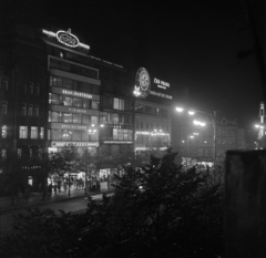 középen a Magyar Kultúra bolt a Vencel tér (Václavské námestí) és a Jungmannovo námestí sarkán., 1965, Gábor Viktor, neon sign, store, Fortepan #193912