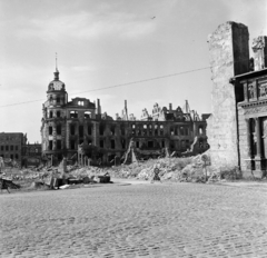 Germany, Dresden, Neumarkt, a kép bal szélén a Taschenberg-palota romjai, mellette a Drezdai Kastély (Residenzschloss) romjai. A két épület között, egy emelet magasságban, egy átjáró látható, a "Seufzerbrücke" (Sóhajok hídja), alatta a Taschenberg., 1965, Gábor Viktor, GDR, war damage, Fortepan #193916