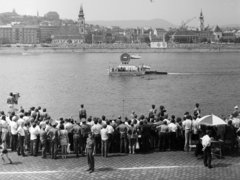 Magyarország, Budapest V.,Budapest I., a Dunai augusztus 20-i vízi- és légiparádé nézői a pesti alsó rakparton. Szemben a Bem rakpart, és balra a Batthyány téri Szent Anna-templom, jobbra a Szent Ferenc sebei templom és az egykori ferences kolostor., 1978, Gábor Viktor, augusztus 20, Budapest, Fortepan #193926