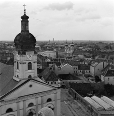 Hungary, Győr, Káptalandomb, kilátás a Győri Egyházmegye Levéltárának tetejéről a Széchenyi tér felé, ahol a Loyolai Szent Ignác bencés templom látszik. Előtérben a Székesegyház., 1976, Gábor Viktor, Fortepan #193932