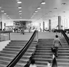 Magyarország, Budapest I., Déli pályaudvar, feljárat a metróállomás felől a pénztárcsarnokba., 1973, Gábor Viktor, Budapest, Fortepan #193941