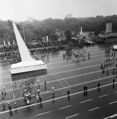 Magyarország, Budapest XIV., Ötvenhatosok tere (Felvonulási tér), május 1-i felvonulás, jobbra a háttérben a dísztribün., 1974, Gábor Viktor, Budapest, Fortepan #194002