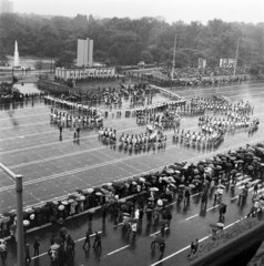 Magyarország, Budapest XIV., Ötvenhatosok tere (Felvonulási tér), május 1-i ünnepség résztvevői a dísztribün előtt., 1974, Gábor Viktor, Budapest, Fortepan #194003