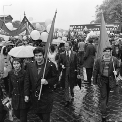 Magyarország, Budapest XIV., a Dózsa György út a Hősök terénél, május 1-i felvonulás, balra a háttérben a Műcsarnok., 1974, Gábor Viktor, Budapest, Fortepan #194008