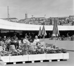 Magyarország, Budapest I., Déli pályaudvar előtti aluljáró. Háttérben fent a budai Várban a Mária Magdolna-templom tornya látszik., 1973, Gábor Viktor, Budapest, Fortepan #194010