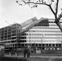 Magyarország, Budapest XI., Budafoki út - Október huszonharmadika (Schönherz Zoltán) utca sarok, az épülő Országos Kőolaj- és Gázipari Tröszt (OKGT) székház leomlott födéme., 1973, Gábor Viktor, Budapest, Fortepan #194020