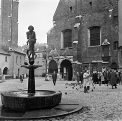 Lengyelország, Krakkó, plac Mariacki, előtérben a Diák szobra (Franciszek Kalfas, 1958), háttérben balra a Mária-templom, jobbra a Szent Borbála-templom (Kościół św. Barbary) és az oldalkápolnája (Kaplica Ogrojcowa)., 1971, Gábor Viktor, Fortepan #194027