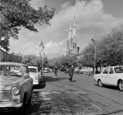 Magyarország, Békéscsaba, Szent István (István király) tér, balra az evangélikus Nagytemplom, jobbra a Belvárosi Páduai Szent Antal-templom., 1974, Gábor Viktor, Trabant-márka, Fortepan #194045