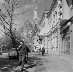 Magyarország, Békéscsaba, Szent István (István király) tér, középen a Belvárosi Páduai Szent Antal-templom tornyai., 1974, Gábor Viktor, Fortepan #194047