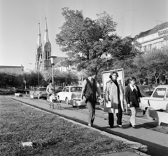 Magyarország, Békéscsaba, Szent István (István király) tér, háttérben a Belvárosi Páduai Szent Antal-templom., 1974, Gábor Viktor, Fortepan #194052