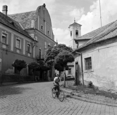 Hungary, Szentendre, Városház tér, balra a Városháza. Háttérben a Keresztelő Szent János-templom., 1965, Gábor Viktor, bicycle, street view, Fortepan #194077