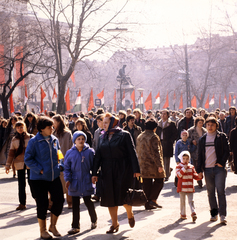 Magyarország, Budapest VIII., Múzeum körút, háttérben a Magyar Nemzeti Múzeum, március 15-i ünnepség résztvevői., 1980, Gábor Viktor, Budapest, Fortepan #194079