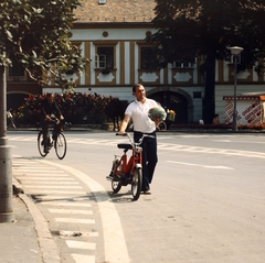 Magyarország, Kőszeg, Várkör (Béke út), szemben a 8. és 10. számú ház., 1984, Gábor Viktor, kerékpár, Jawa Babetta, Fortepan #194087