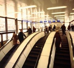 Magyarország, Budapest V., az ekkor névtelen, ma Podmaniczky Frigyes tér, a metró Arany János utcai állomásának csarnoka., 1982, Gábor Viktor, színes, Budapest, BKV-szervezet, metróállomás, Fortepan #194097