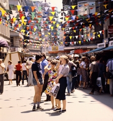 Magyarország, Budapest V., Váci utca a Vörösmarty tér felől a Türr István utca felé nézve. Ünnepi Könyvhét., 1982, Gábor Viktor, színes, Budapest, Fortepan #194113