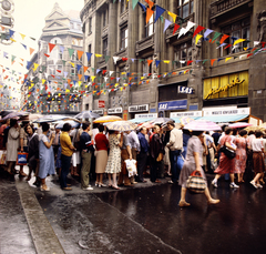 Magyarország, Budapest V., Váci utca a Vörösmarty tér felől a Türr István utca felé nézve. Ünnepi Könyvhét., 1982, Gábor Viktor, színes, Budapest, Fortepan #194114