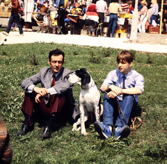 Magyarország, Budapest II., Marczibányi tér, a felvétel egy kutyakiállítás és vásár idején készült., 1982, Gábor Viktor, színes, kutya, Budapest, Fortepan #194120