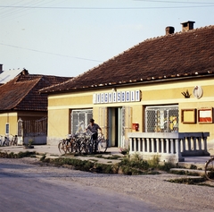 Magyarország, Tard, ÁFÉSZ vegyesbolt a Béke úton a Béke tér felől nézve., 1982, Gábor Viktor, színes, vegyesbolt, Fortepan #194124