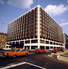 Magyarország, Budapest V., Széchenyi István (Roosevelt) tér, Atrium Hyatt szálloda., 1982, Gábor Viktor, Polski Fiat 125p, Budapest, gázló, Fortepan #194127