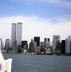 Amerikai Egyesült Államok, New York, a World Trade Center ikertornyai a Hudson folyó felöl, balra a Brookfield Place épületkomplexum házai között a háttérben az Empire State Building felhökarcoló., 1990, Gábor Viktor, színes, Fortepan #194139