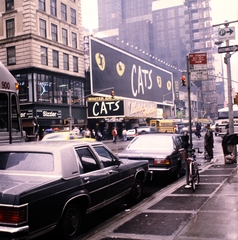 Amerikai Egyesült Államok, New York, Broadway a W 50th és a W 51th Street között, a Winter Garden Theatre a Cats musical plakátjával., 1990, Gábor Viktor, Fortepan #194143