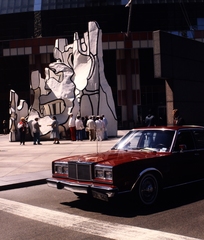 Amerikai Egyesült Államok, Illinois állam, Chicago, N Clark Street és W Randolph Street keresztezödése, a háttérben a James R. Thompson Center épülete. Monument with Standing Beast plop art szobor., 1990, Gábor Viktor, modern művészet, Fortepan #194148