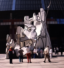 Amerikai Egyesült Államok, Illinois állam, Chicago, N Clark Street és W Randolph Street keresztezödése, a háttérben a James R. Thompson Center épülete. Monument with Standing Beast plop art szobor., 1990, Gábor Viktor, modern művészet, Fortepan #194149