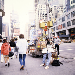 Amerikai Egyesült Államok, New York, a Broadway és a W 45th Street kereszteződése a Times Square északi része felé nézve, balra a háttérben a 2 Times Square épületének neonreklámjai., 1990, Gábor Viktor, Fortepan #194150