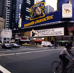 Amerikai Egyesült Államok, New York, Times Square, a Broadway a 7th Avenue és a 44th Street kereszteződésénél, a kép előterében a Criterion Theatre látható., 1990, Gábor Viktor, reklám, teve, kerékpár, Fortepan #194151