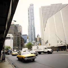 Amerikai Egyesült Államok, New York, Broadway a Columbus Circle felé a Gulf & Western Building (később Trump International Hotel and Tower) mellől nézve. A kép közepén a felhőkarcoló a Central Park Place, a háttérben az One Worldwide Plaza tornyának a teteje, a kép jobb szélén a New York Coliseum épülete., 1990, Gábor Viktor, Fortepan #194152