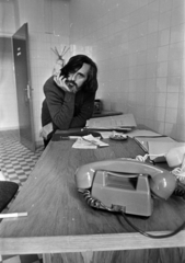 Hungary, Gábor Viktor fotóriporter., 1976, Gábor Viktor, celebrity, telephone, office, Fortepan #194155