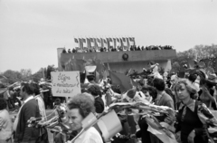 Magyarország, Budapest XIV., Ötvenhatosok tere (Felvonulási tér), május 1-i felvonulás, háttérben a dísztribün., 1975, Gábor Viktor, Budapest, Fortepan #194171