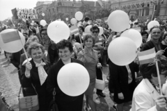 Magyarország, Budapest XIV.,Budapest VI.,Budapest VII., Ötvenhatosok tere (Felvonulási tér), május 1-i felvonulás, háttérben a Dózsa György út házsora., 1975, Gábor Viktor, Budapest, Fortepan #194174