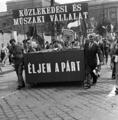 Magyarország, Budapest XIV., Dózsa György út, balra az Állatkert kerítése, távolabb a Szépművészeti Múzeum, május 1-i felvonulás., 1975, Gábor Viktor, Budapest, Fortepan #194189