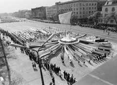 Magyarország, Budapest XIV.,Budapest VI.,Budapest VII., Ötvenhatosok tere (Felvonulási tér), május 1-i felvonulás, szemben a Dózsa György út házsora., 1975, Gábor Viktor, Budapest, Fortepan #194192